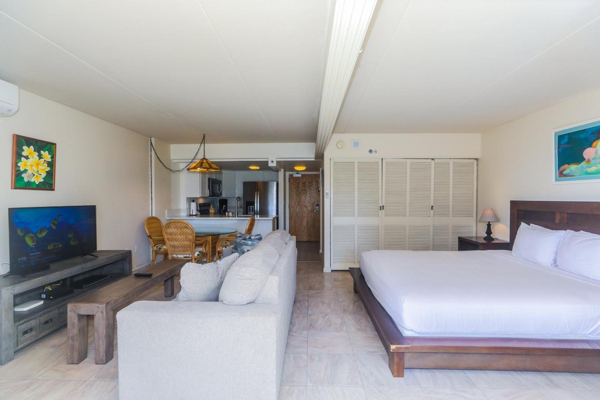 Ilikai Tower One Bedroom Lagoon View Waikiki Condos With Lanai & Free Wifi Honolulu Room photo
